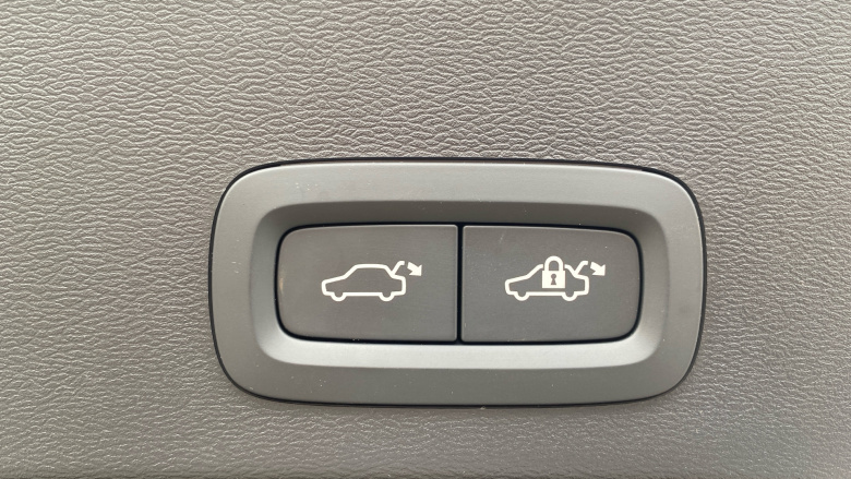 Volvo XC40 2.0 B3P Plus Black Edition 5dr Auto Petrol Estate